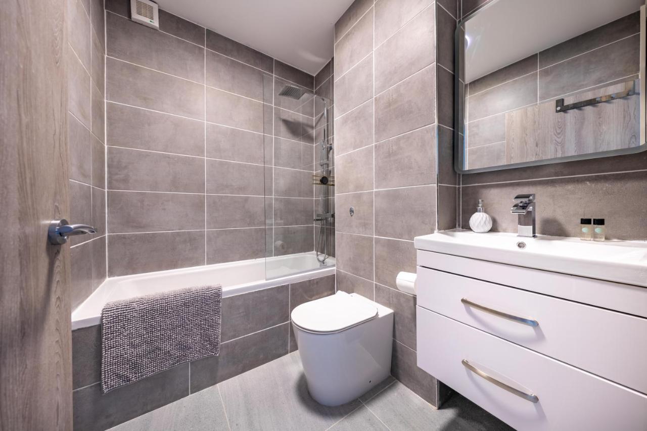 Ash View Place 4 -Heathrow - Thorpe Park - Free Parking Staines-upon-Thames Buitenkant foto