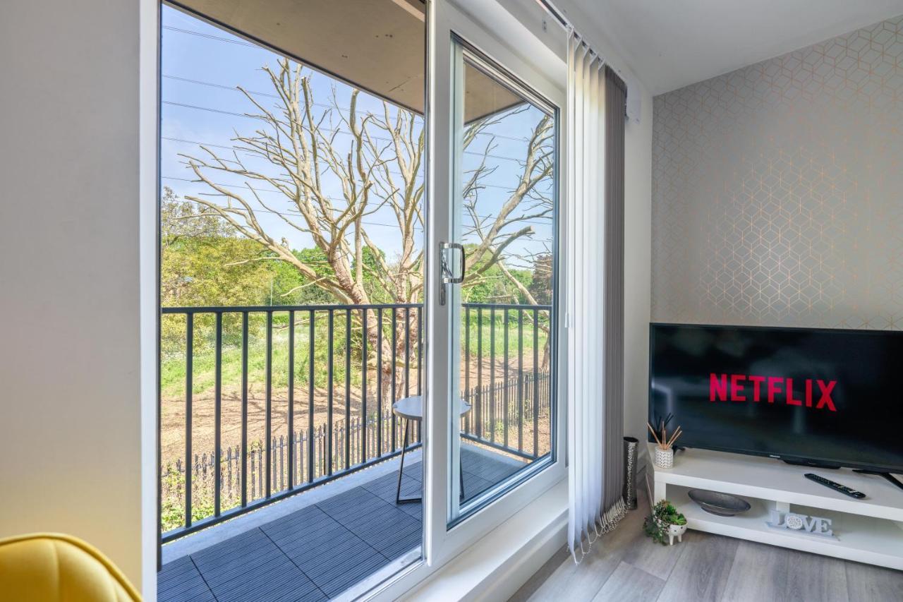 Ash View Place 4 -Heathrow - Thorpe Park - Free Parking Staines-upon-Thames Buitenkant foto