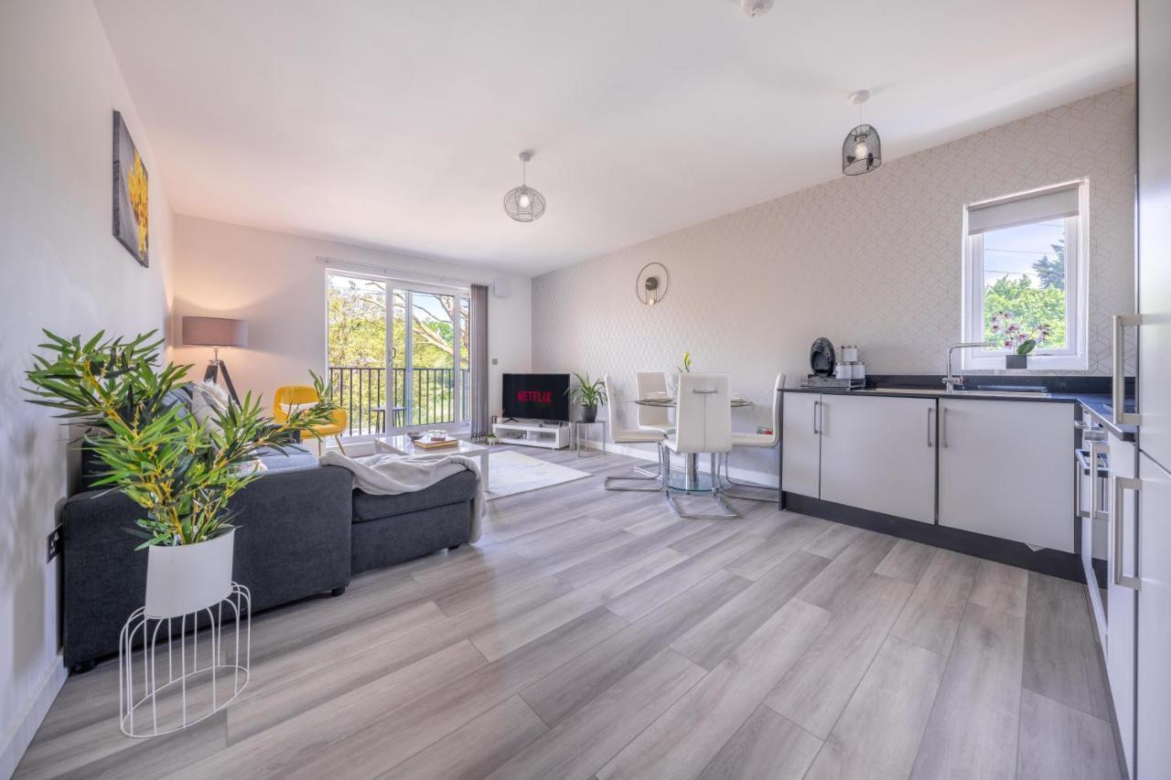 Ash View Place 4 -Heathrow - Thorpe Park - Free Parking Staines-upon-Thames Buitenkant foto