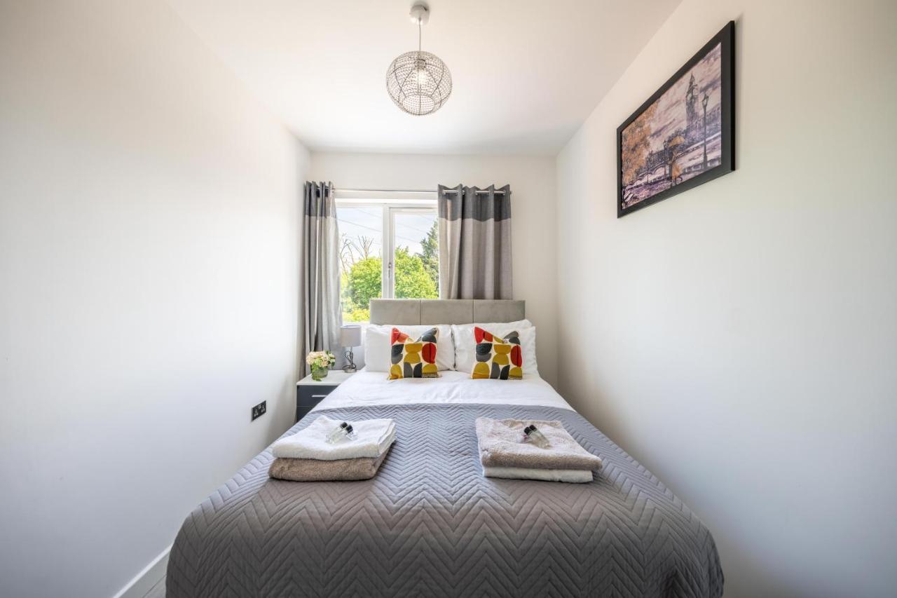 Ash View Place 4 -Heathrow - Thorpe Park - Free Parking Staines-upon-Thames Buitenkant foto