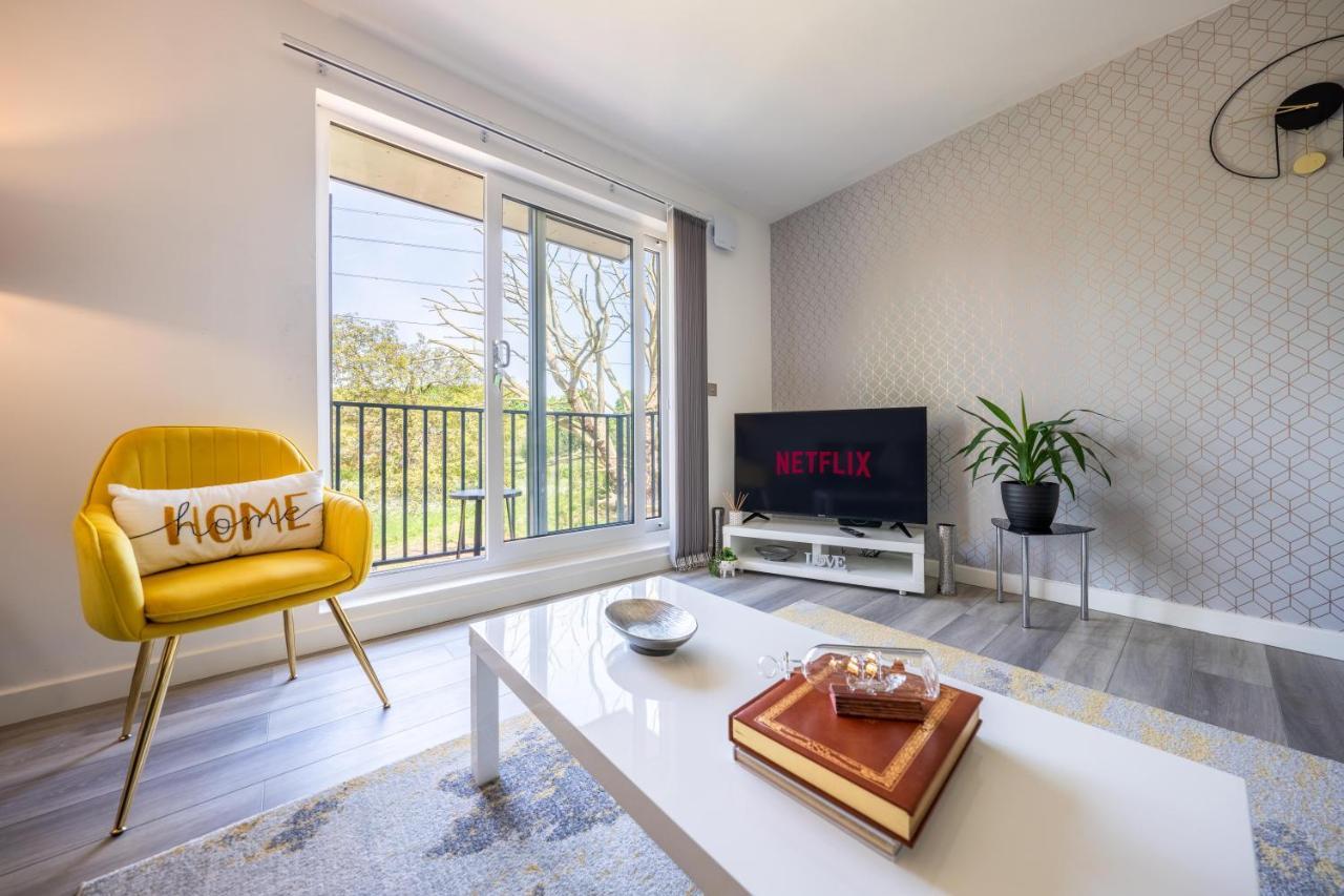 Ash View Place 4 -Heathrow - Thorpe Park - Free Parking Staines-upon-Thames Buitenkant foto