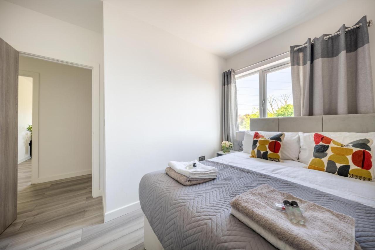 Ash View Place 4 -Heathrow - Thorpe Park - Free Parking Staines-upon-Thames Buitenkant foto