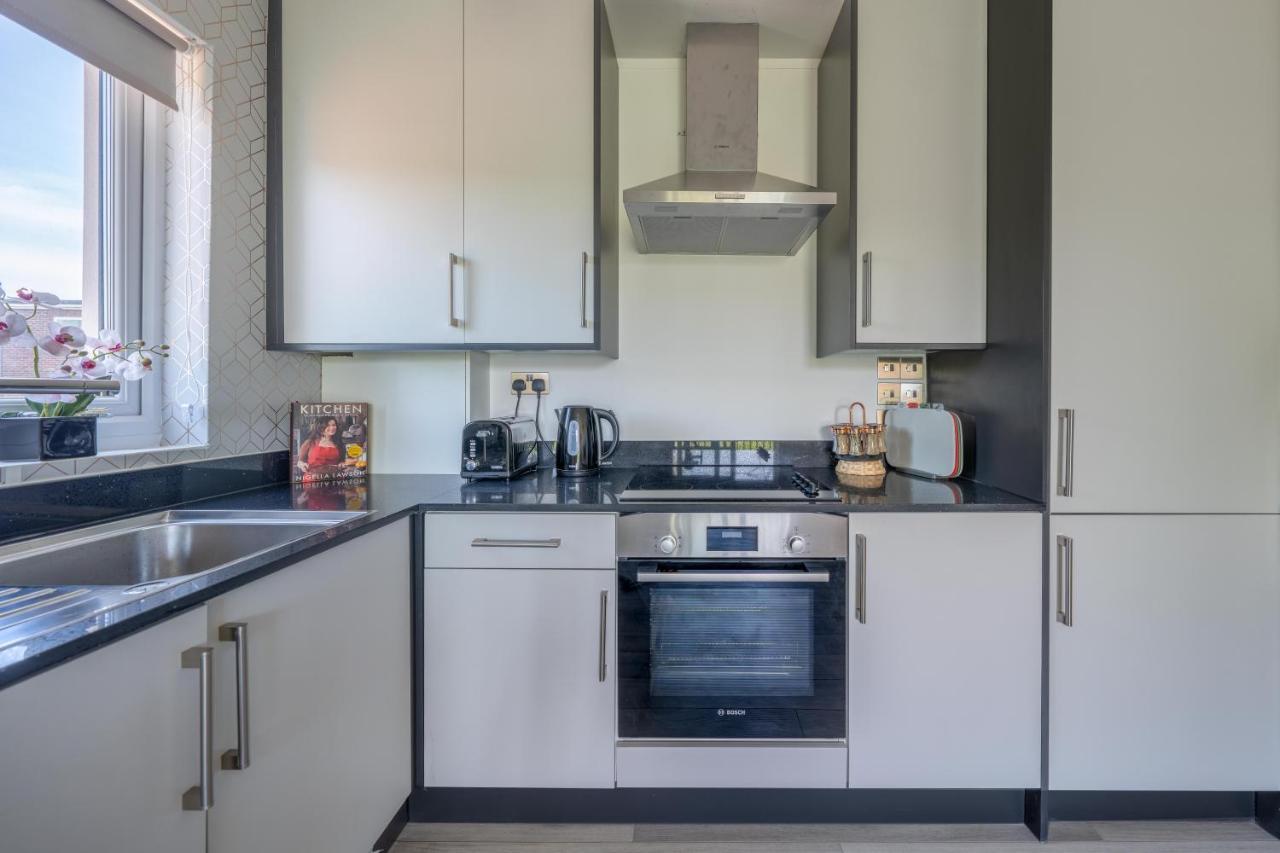 Ash View Place 4 -Heathrow - Thorpe Park - Free Parking Staines-upon-Thames Buitenkant foto